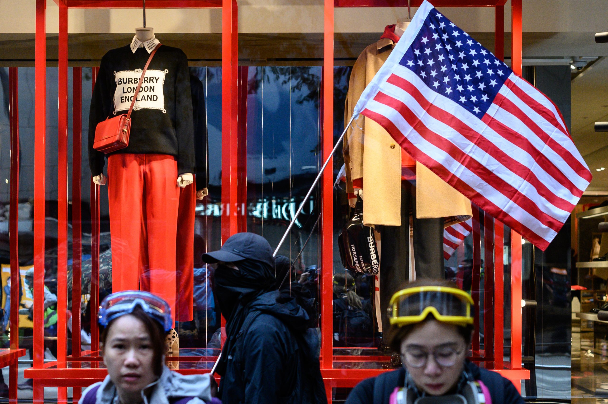 China răspunde sancțiunilor americane: revocă scutirea de viză a diplomaților americani care vizitează Hong Kong-ul şi Macao