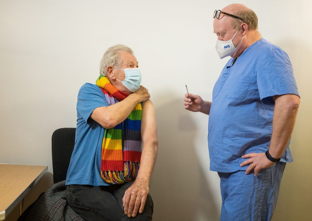 Actorul Ian McKellen, în vârstă de 81 de ani, după ce s-a vaccinat: „Mă simt euforic”