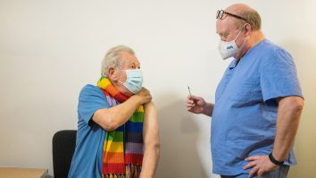 Actorul Ian McKellen, în vârstă de 81 de ani, după ce s-a vaccinat: „Mă simt euforic”