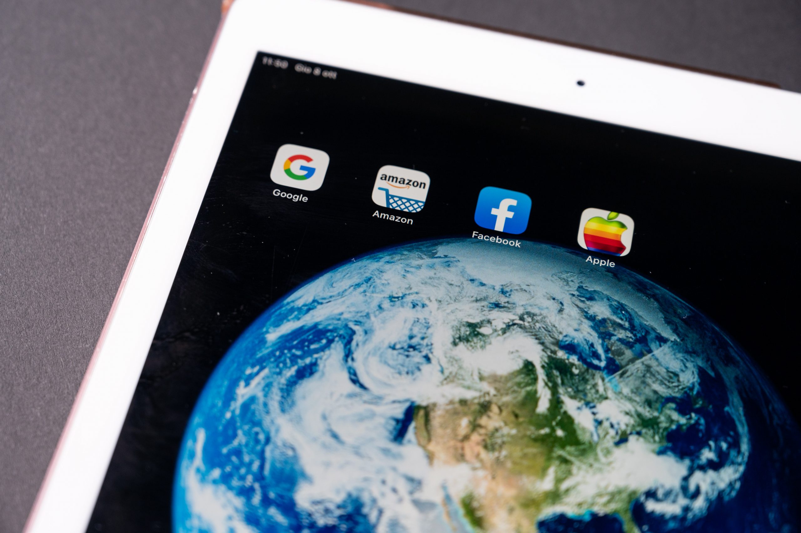 UE adoptă norme de referință în domeniul tehnologiei, dar aplicarea acestora poate fi problematică