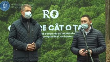 Iohannis a pus mâna pe lopată și ne îndeamnă să  punem copaci în țara cu cele mai multe păduri furate din Europa