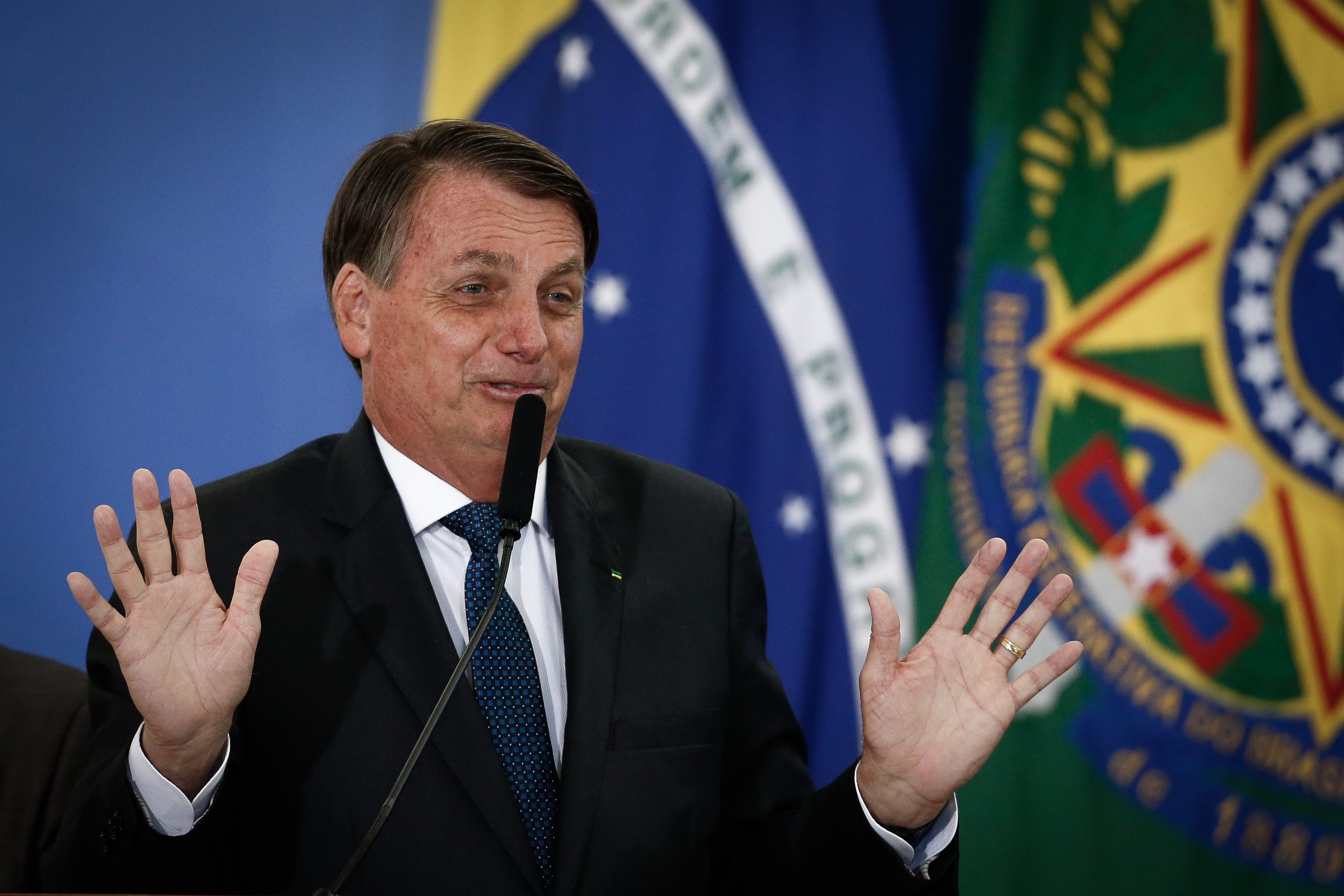 Preşedintele Bolsonaro le-a transmis brazilienilor că „toată lumea ar trebui să-și cumpere o pușcă”