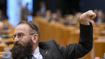 Reacția companiei Ryanair în cazul orgiei gay la care a participat un politician maghiar ce promova familia tradițională