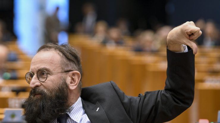 Reacția companiei Ryanair în cazul orgiei gay la care a participat un politician maghiar ce promova familia tradițională