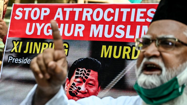 Musulmanii uiguri din tabere de reeducare din China erau umiliți și forțați să mănânce porc