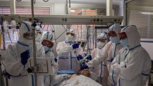 INSP: De la începutul pandemiei, unul din 62 de cazuri a fost înregistrat la personal medical