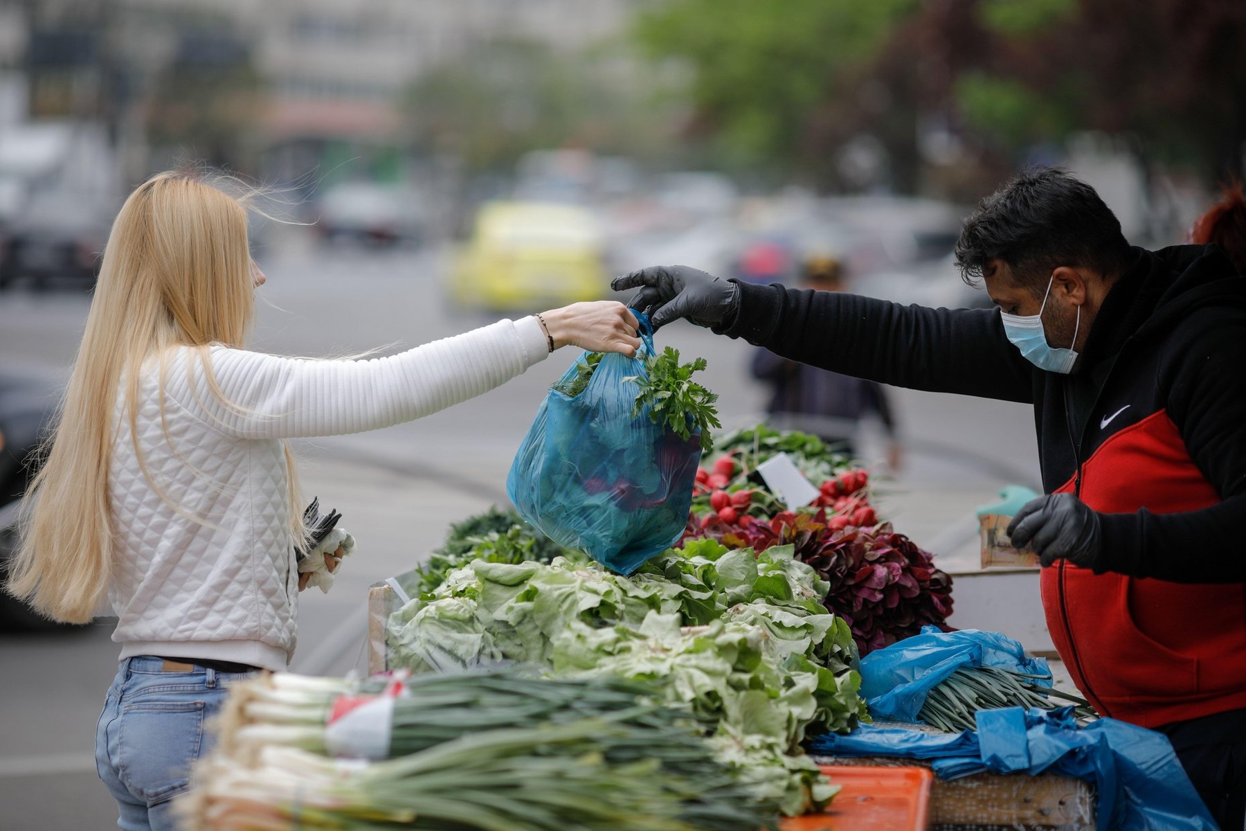 Iohannis a anunțat că piețele se redeschid din acest weekend. „Așteptăm să apară decizia în scris”