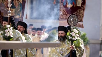 Preoții nu mai sunt obligați să poarte mască, credincioșii da. Reguli speciale pentru slujbele de Sărbători, aprobate de Guvern