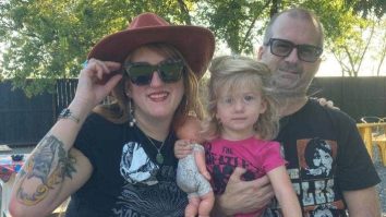 Cum a devenit poza cu piciorul unei femei propagandă anti-vaccinul COVID. Imagini cu impact emoțional