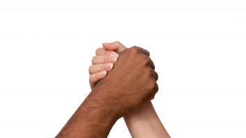 „Rasismul poate fi periculos”. 14% dintre români nu își doresc vecini de altă rasă