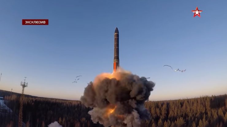 VIDEO. Lansări de rachete de balistice sub supravegherea lui Putin. Cum arată valiza nucleară a Rusiei