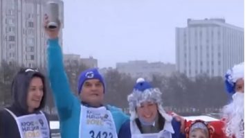 Ruşii se întrec în costume de Moș Crăciun pe străzile din Sankt Petersburg