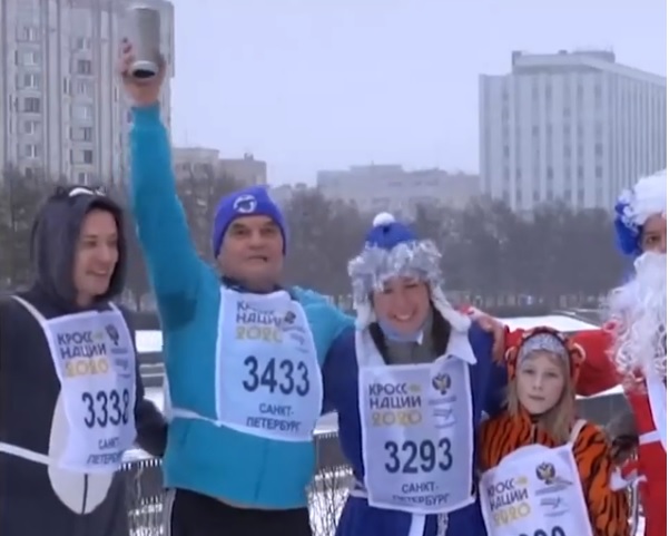 Ruşii se întrec în costume de Moș Crăciun pe străzile din Sankt Petersburg