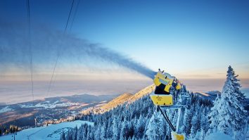 Vor să „spargă” bani, dar n-au unde! Turiştii au înlocuit mesele copioase cu ceai şi vin cald