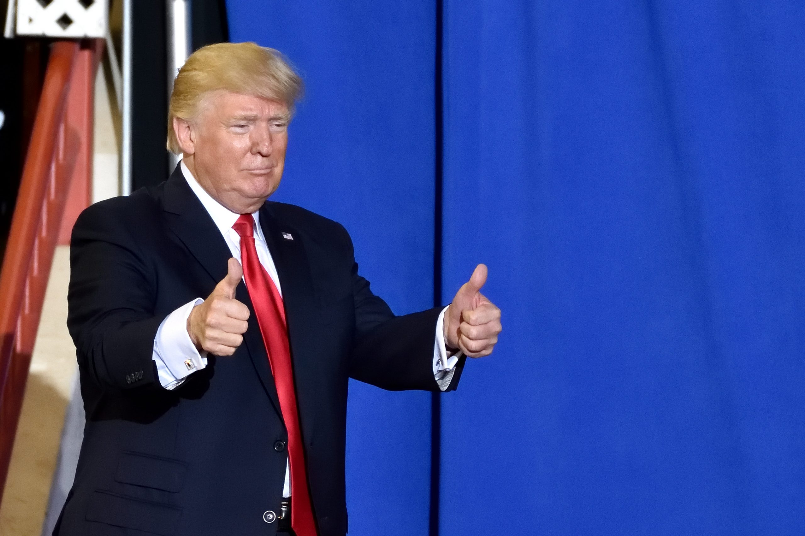 Trump anunță că se va vaccina împotriva COVID-19 „de îndată ce va primi ok-ul echipei medicale”