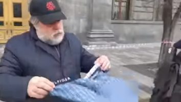 Un cunoscut regizor rus a fluturat o pereche de chiloți în fața sediului FSB, în semn de solidaritate față de Navalnîi