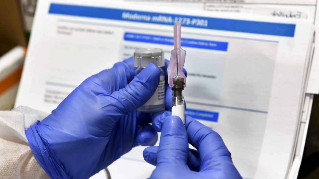 CDC: Persoanele cu alergii la mâncăruri, latex sau polen pot face vaccinul dezvoltat de Pfizer