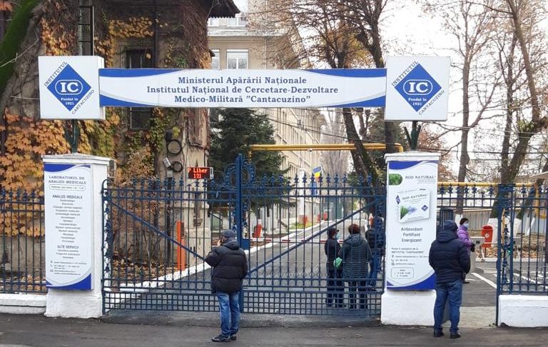 Cozi la Institutul Cantacuzino. Motivul pentru care aşteaptă oamenii: „Au ieșit niște pastile pentru COVID. Am venit să văd dacă mai sunt”