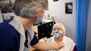 CDC susține purtarea unui abțibild care să ateste că o persoană s-a vaccinat. „M-am vaccinat” va fi noul „Am votat”