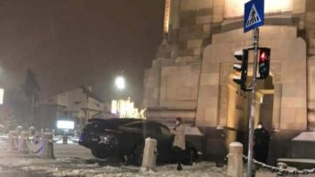 Accident în Bucureşti. Un şofer a intrat cu bolidul în Arcul de Triumf