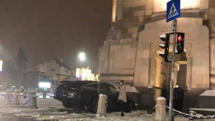 Accident în Bucureşti. Un şofer a intrat cu bolidul în Arcul de Triumf