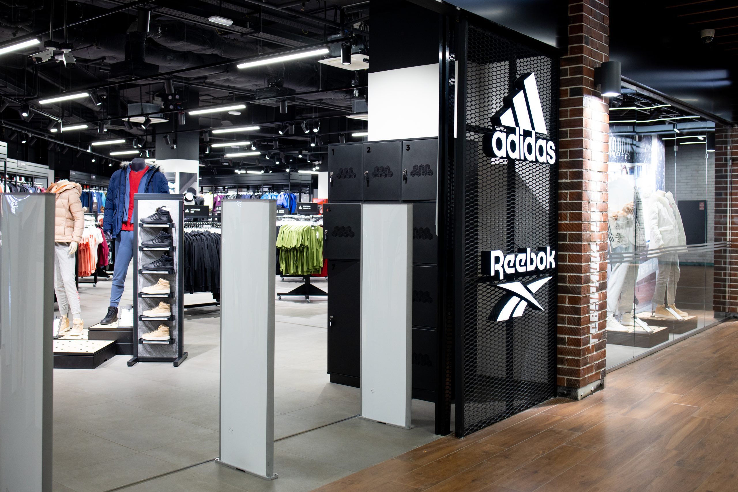 Motivul pentru care Adidas ar vrea să vândă marca Reebok. Decizia finală va fi anunțată în martie 2021