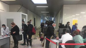 Zeci de persoane se îmbulzesc pentru controlul DSP în Aeroportul Otopeni
