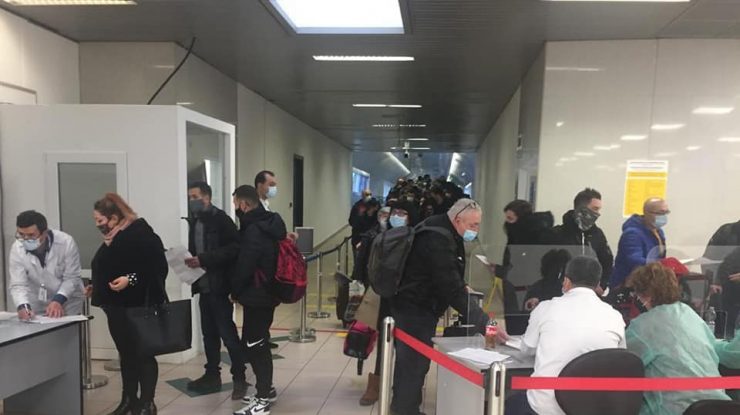 Zeci de persoane se îmbulzesc pentru controlul DSP în Aeroportul Otopeni