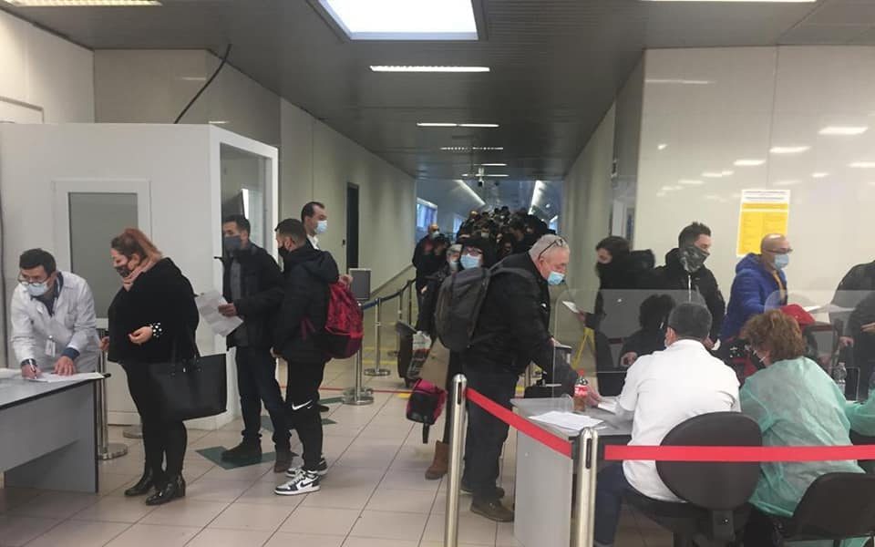 Zeci de persoane se îmbulzesc pentru controlul DSP în Aeroportul Otopeni