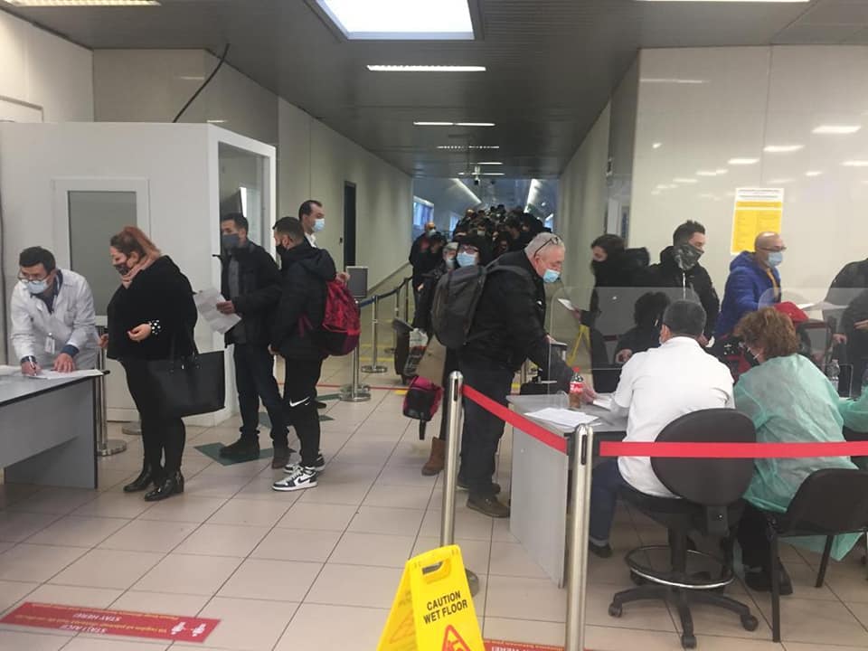 Zeci de persoane se îmbulzesc pentru controlul DSP în Aeroportul Otopeni