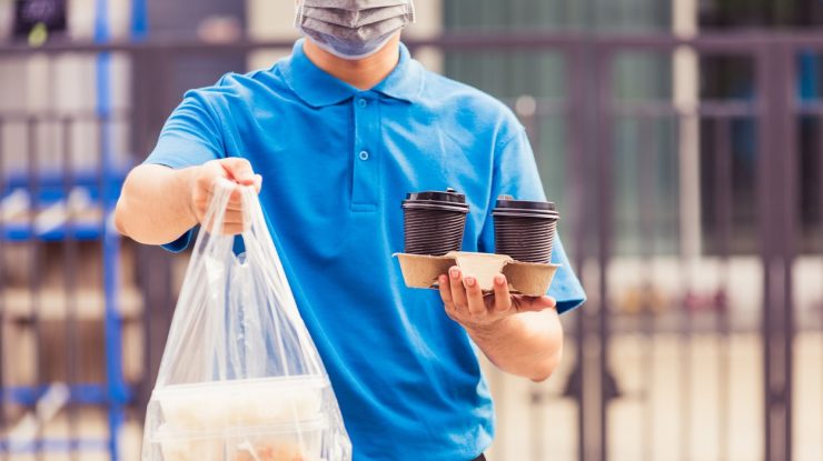 Mâncăm plastic, la propriu. Media consumată într-o săptămână, echivalentul unui card bancar