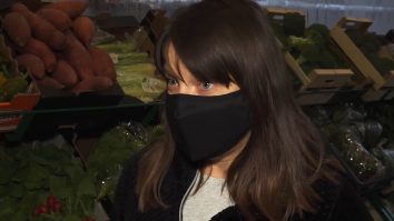 Au făcut o afacere din pasiunea lor. Acum, bucureștenii stau la coadă pentru fructe și legume netratate chimic