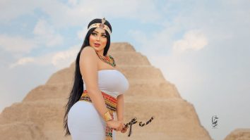 O femeie a fost arestată după o şedinţă foto „indecentă” în faţa unei piramide