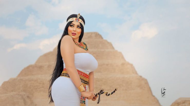 O femeie a fost arestată după o şedinţă foto „indecentă” în faţa unei piramide