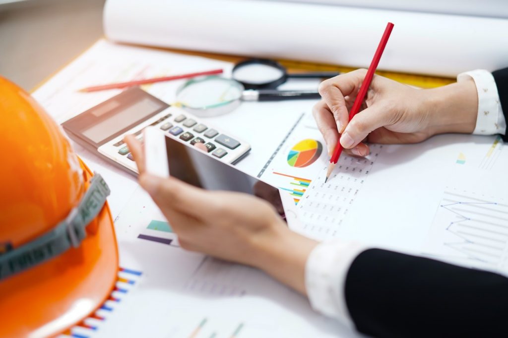 Controverse pe tema măririi salariului minim. Dacă va crește, 24% dintre antreprenori spun că vor concedia oameni