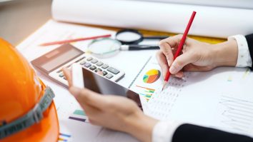 Controverse pe tema măririi salariului minim. Dacă va crește, 24% dintre antreprenori spun că vor concedia oameni