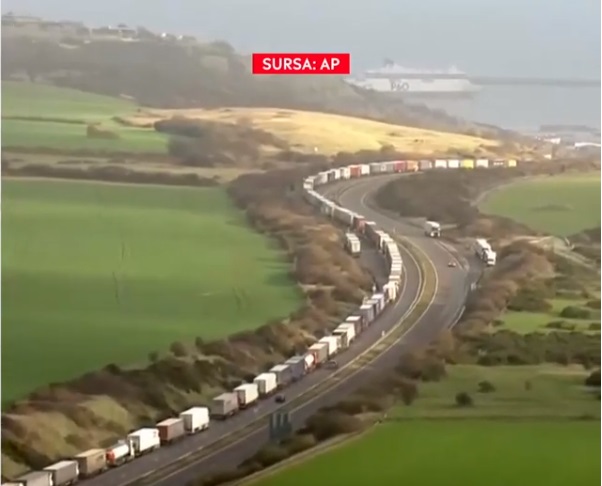 Coloană de camioane, de zeci de km la intrarea în Marea Britanie. Granițele dintre Slovenia și Croația sunt și ele blocate