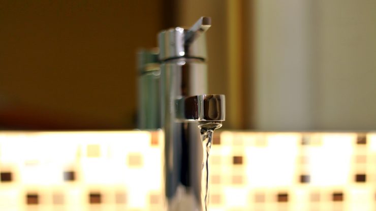 Avocatul Poporului s-a autosesizat cu privire la problema apei calde din București. Primăriile trebuie să prezinte ce măsuri au luat