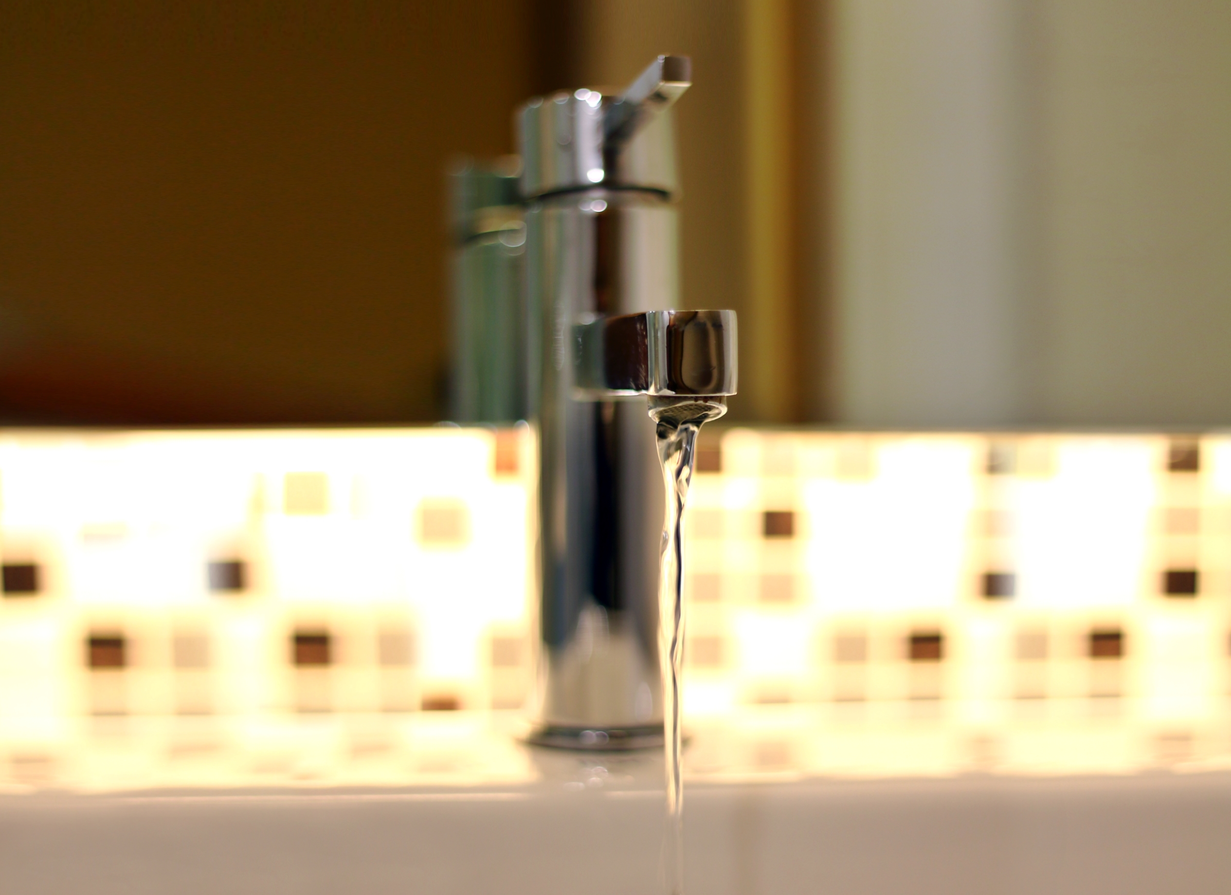 Avocatul Poporului s-a autosesizat cu privire la problema apei calde din București. Primăriile trebuie să prezinte ce măsuri au luat