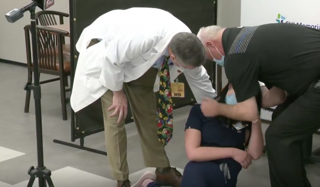 O asistentă a leșinat după ce a primit vaccinul COVID în SUA. Femeia a explicat de ce i s-a făcut rău