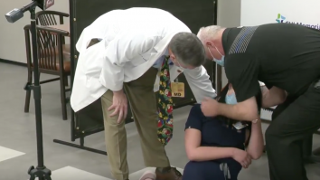 O asistentă a leșinat după ce a primit vaccinul COVID în SUA. Femeia a explicat de ce i s-a făcut rău