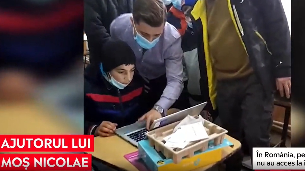 30 de copii din Buzău au primit laptopuri pentru școala online, cadou de Moș Nicolae