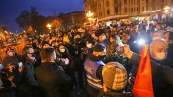 Liderul AUR, George Simion, huiduit de timișoreni și revoluționari în timpul unui omagiu adus eroilor din decembrie 1989. VIDEO