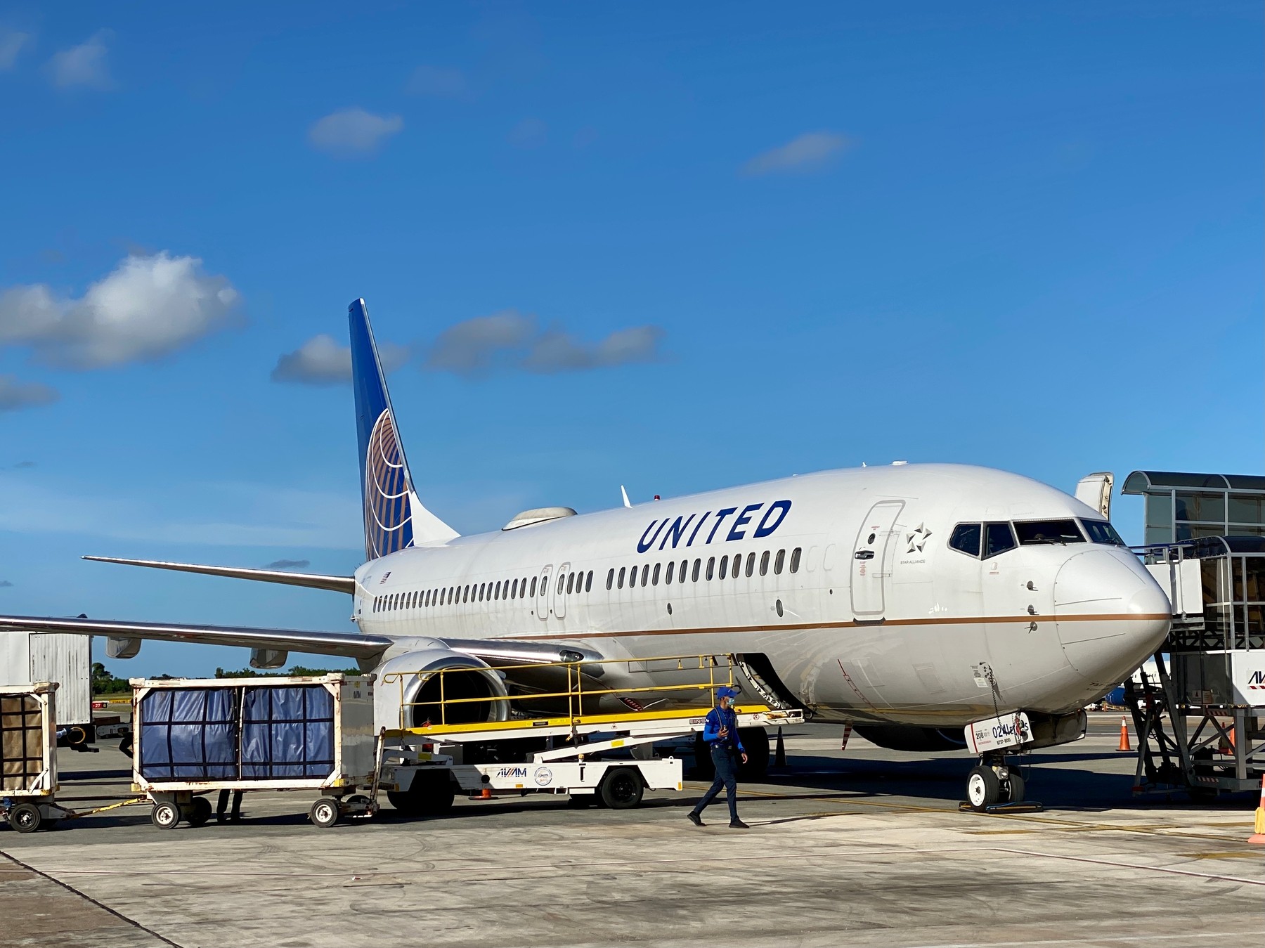 Mulți oameni habar nu aveau: de ce au avioanele ferestrele rotunde?