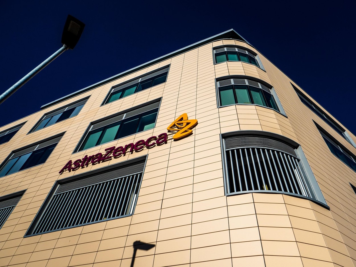 AstraZeneca testează alternativa la vaccin: a administrat anticorpi monoclonali persoanelor expuse la Covid-19
