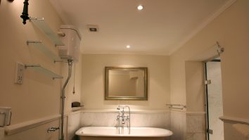 Un hotel din București a lansat o ofertă pentru cei care nu au apă caldă. Cât costă un duș cald