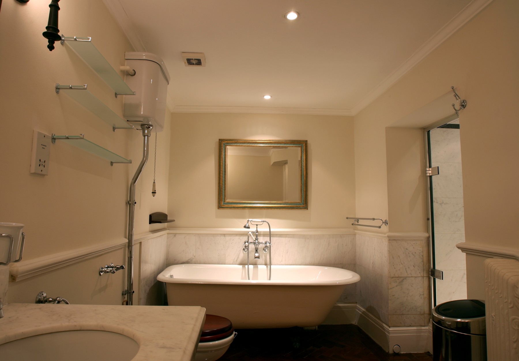 Un hotel din București a lansat o ofertă pentru cei care nu au apă caldă. Cât costă un duș cald