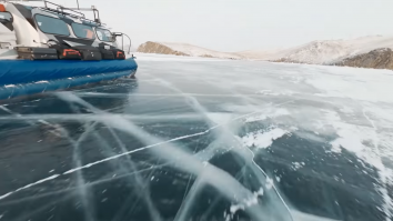 Imagini spectaculoase din Siberia: Pe Lacul Baikal, cel mai adânc din lume, se poate merge cu mașina