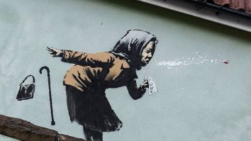 Banksy a realizat o nouă operă în Bristol. O bătrână strănută pe cea mai abruptă stradă din oraș