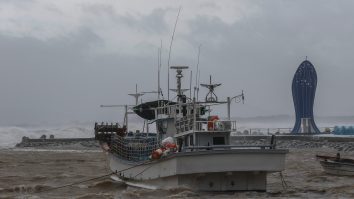 150 de oameni ținuți ostatici de un trib pe o barcă în pădurea amazoniană